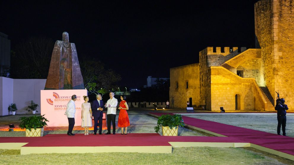 Alberto Fernández y la primera dama, Fabiola Yañez, junto a sus pares de la República Dominicana, Luis Abinader y Raquel Arbaje, y el secretario General Iberoamericano, Andrés Allamand.