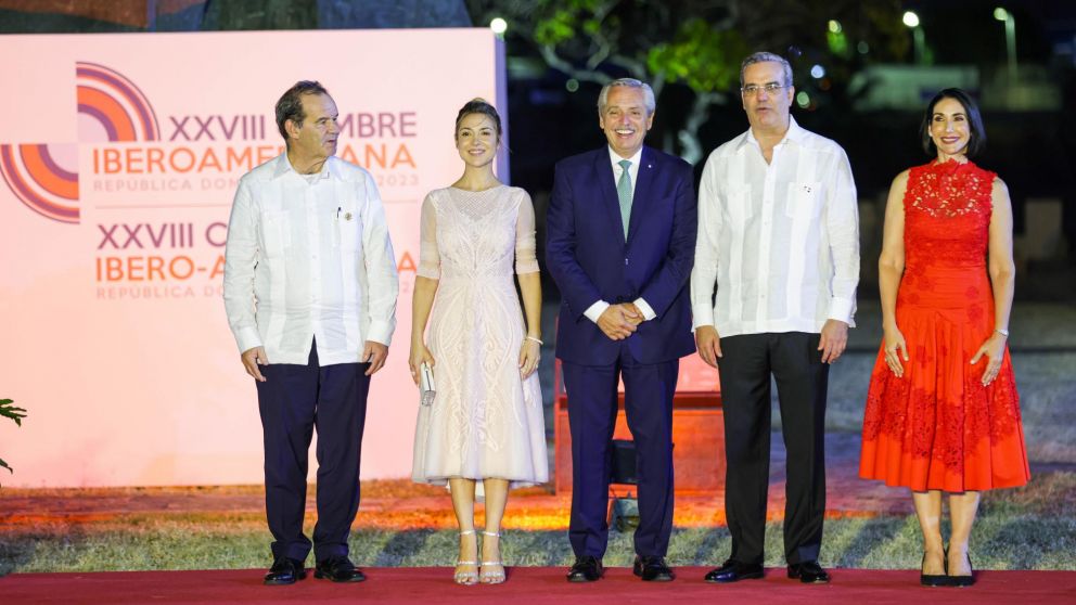 El presidente Alberto Fernández y la primera dama, Fabiola Yáñez, junto a sus pares de la República Dominicana, Luis Abinader y Raquel Arbaje, y el secretario General Iberoamericano, Andrés Allamand.