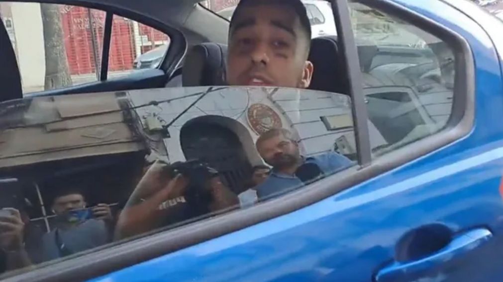 "Sos muy linda, mi amor": Zaramay mientras era trasladado por la polic�a "encar�" a una periodista.