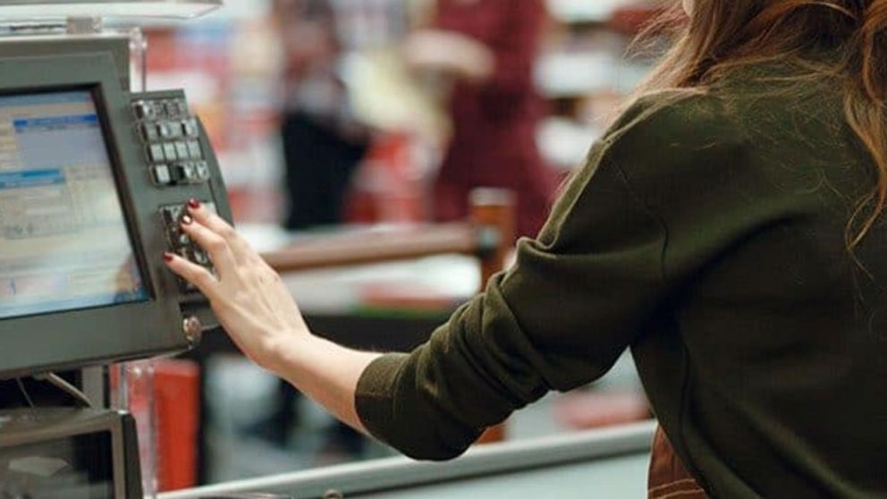 Una empleada quedó flechada de un comprador e ideo un increíble plan para volverlo a ver: “Trastornada”.