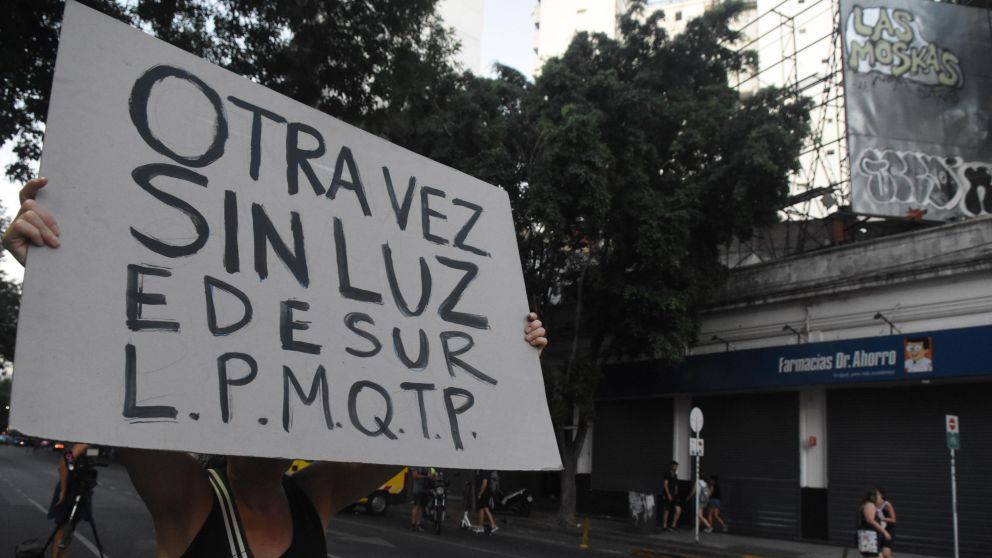 En febrero y marzo la sucesión y extensión de cortes de luz generó la lógica bronca de mucha gente. (Foto PABLO VILLÁN)