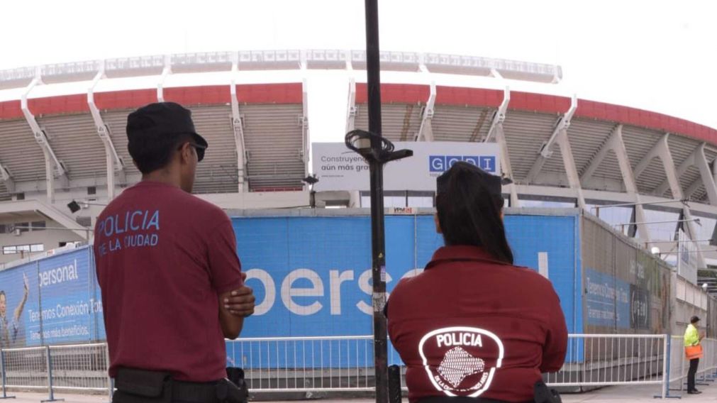 Agentes de la Polic�a de la Ciudad permanec�an este jueves en las inmediaciones del Monumental (Gentileza Ministerio de Justicia y Seguridad porte�o).