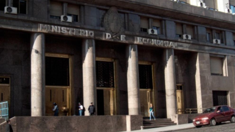 El Gobierno emitió un decreto de canje de deuda en dólares por nuevos títulos.