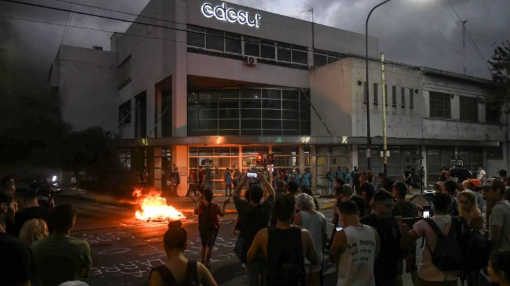 Piden prohibir la salida del país a directivos de Edesur.
