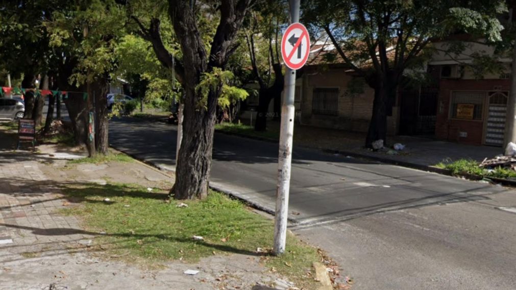 Ac�, en esta esquina, se produjo el tiroteo entre la oficial y el asaltante.