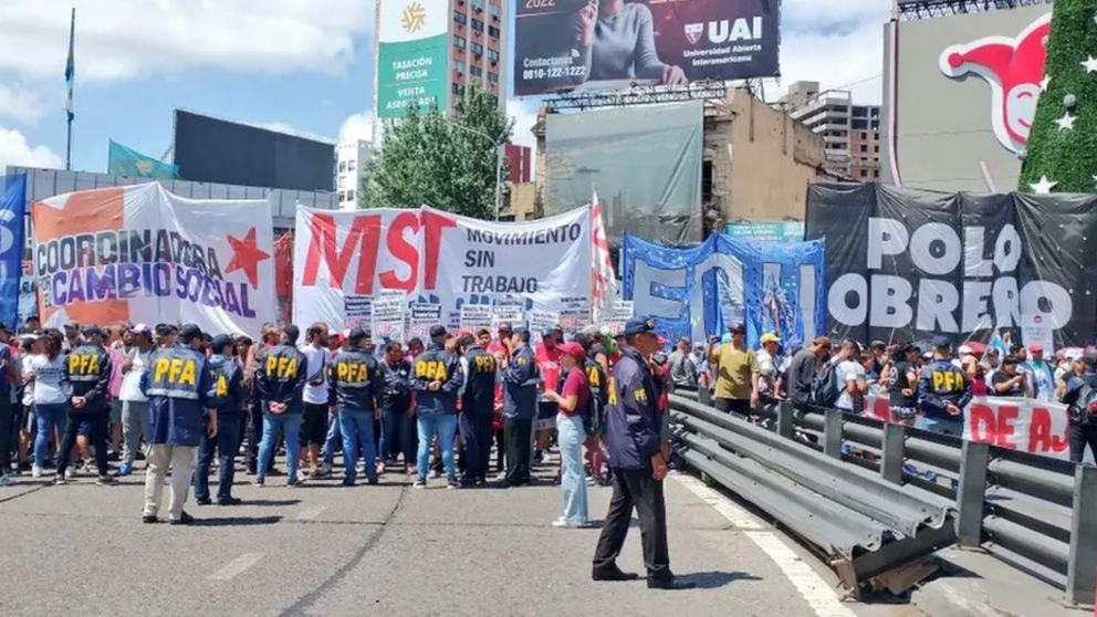 Los manifestantes en plena manifestación en el Puente Pueyrredón.