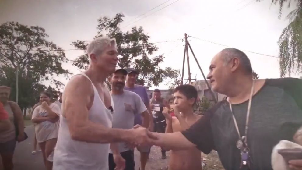 Burlando presentó un spot de campaña que generó todo tipo de comentarios en las redes sociales.