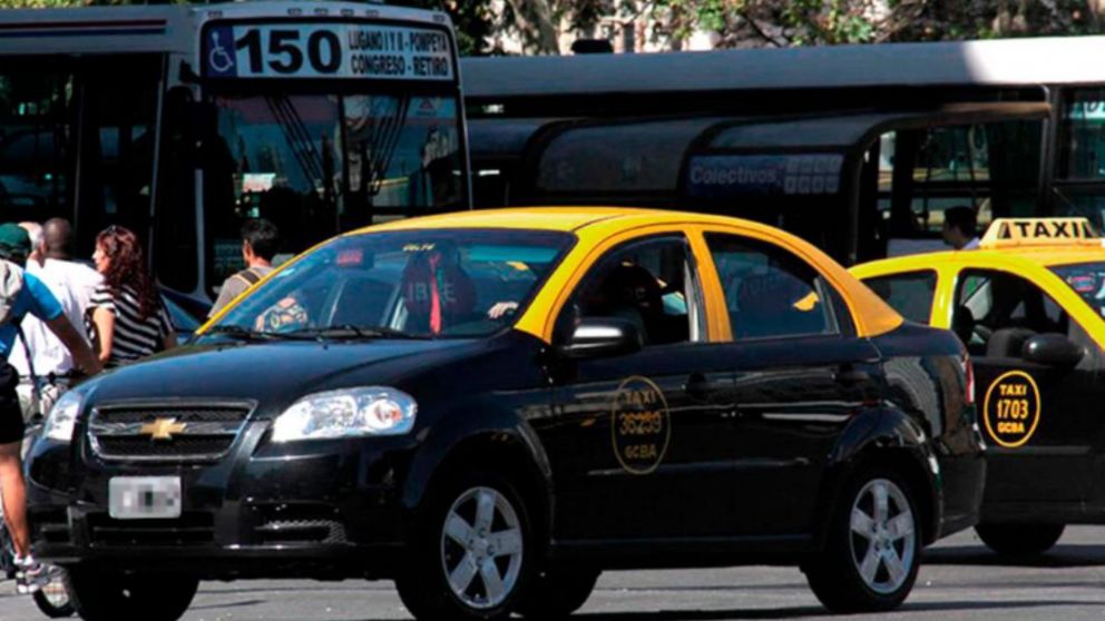 El taxista fue denunciado por exhibiciones obsenas en pleno viaje.