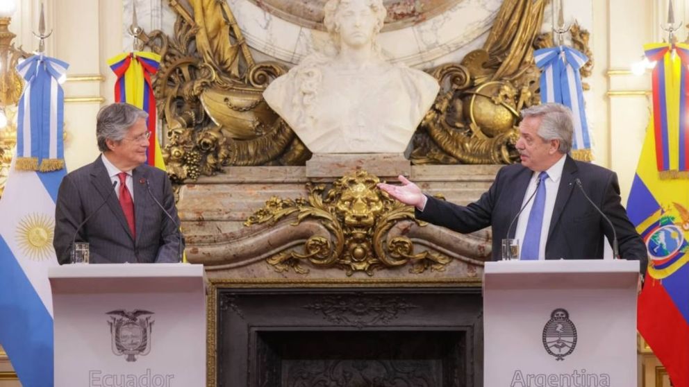 Guillermo Lasso y Alberto Fernández, en abril de 2022, durante un encuentro mantenido en Casa Rosada.