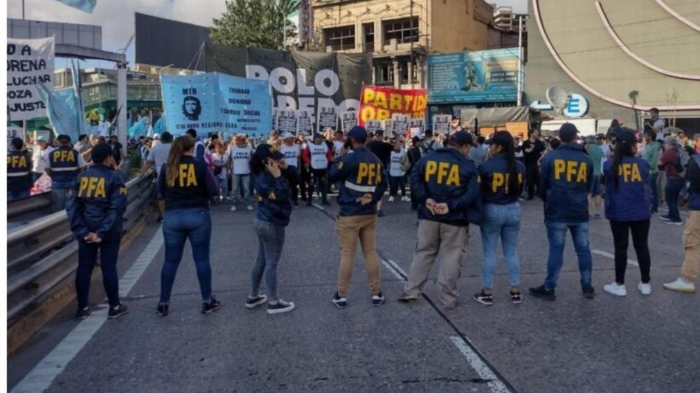 Manifestantes cortaron el Puente Pueyrred�n y parte de la Autopista Buenos Aires - La Plata.
