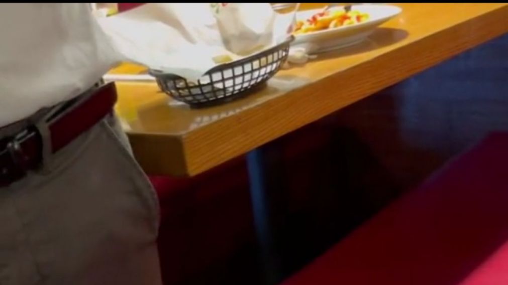 Vivieron un repugnante episodio en un restaurante, grabaron la secuencia y el video se volviò viral en TikTok.