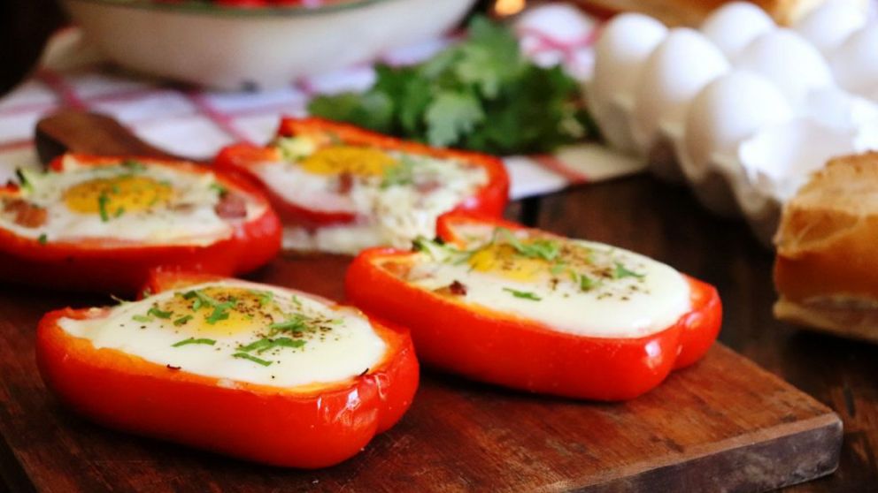 Descubrí cómo preparar unos morrones rellenos de queso y huevo, ideales para acompañar el asado.