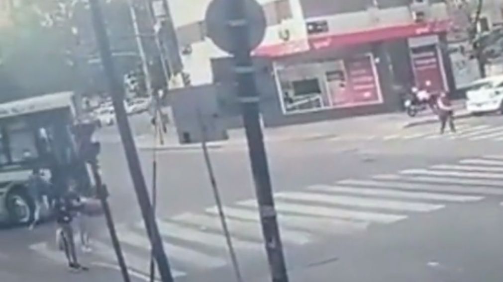 Las cámaras de seguridad de la zona registraron la secuencia fatal.