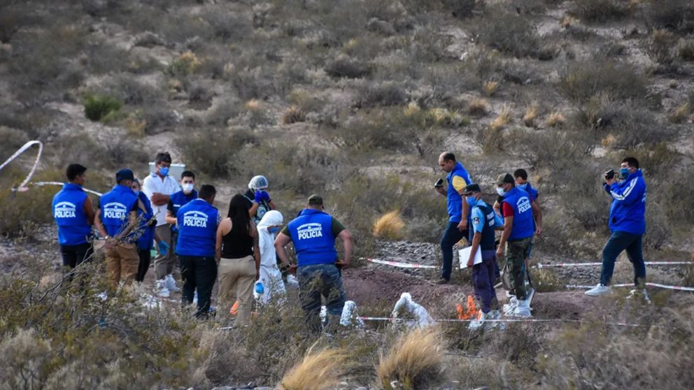 Los peritos trabajando en el lugar donde fue encontrado el cuerpo.