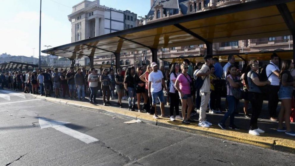 El paro mantenía este viernes inactivas 80 líneas del AMBA (Télam).