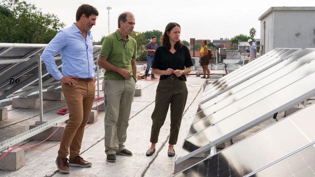 Soledad Mart�nez�supervis� los paneles solares�en el Centro Universitario.