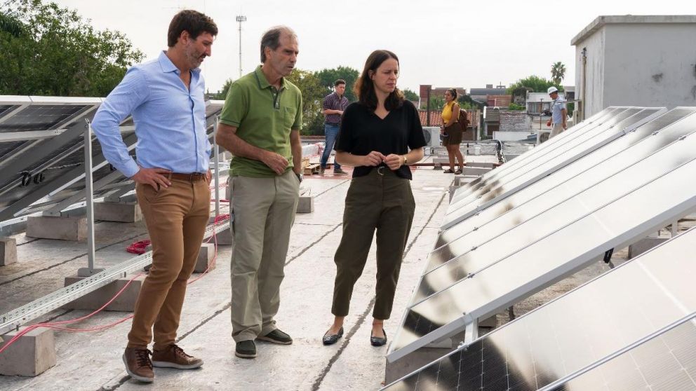 Soledad Martínez supervisó los paneles solares en el Centro Universitario.