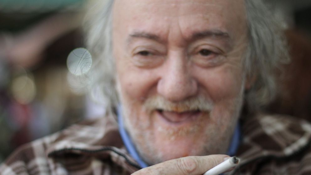 Murió el periodista y escritor Enrique Symns.