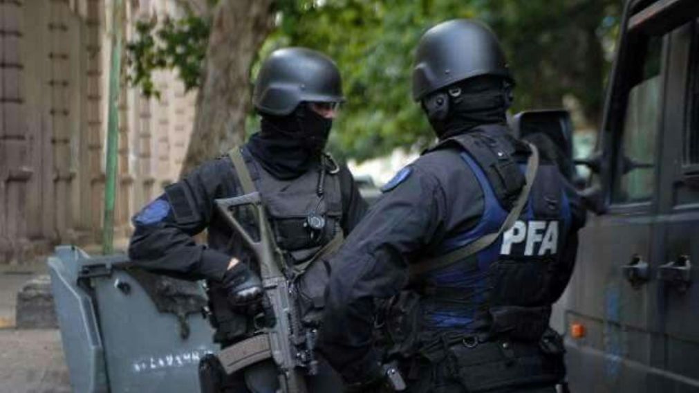 La víctima se desempeña como jefe policial en la institución federal.