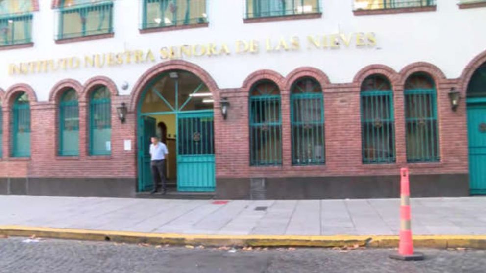 El papá retiro a la nena de la escuela porque se había cortado la luz.