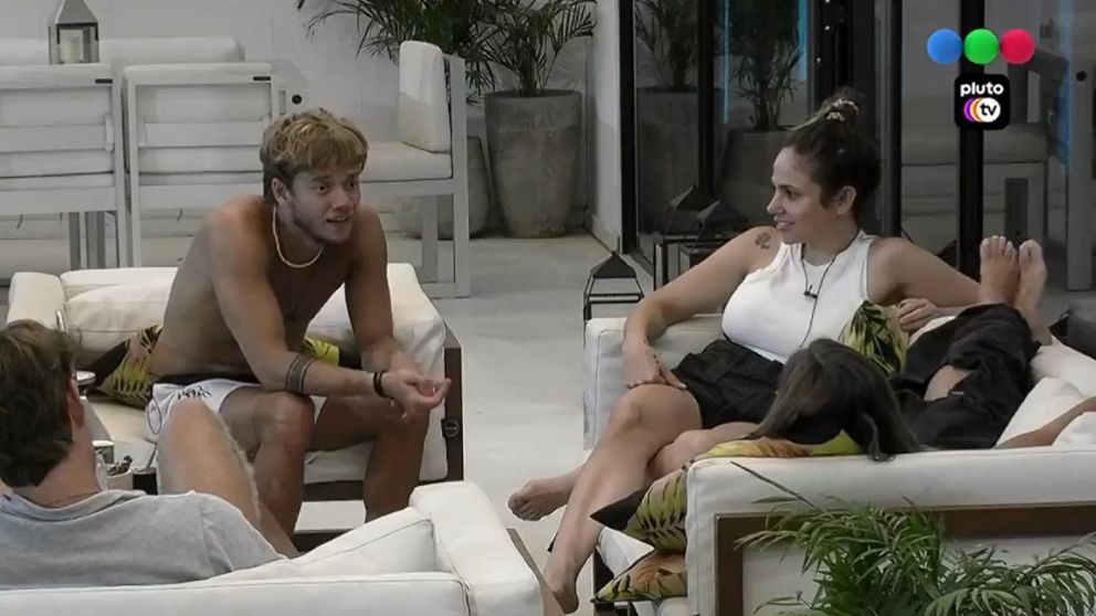 Gran Hermano: Nacho y Romina dejaron en evidencia a Julieta y la mandaron a bañarse.