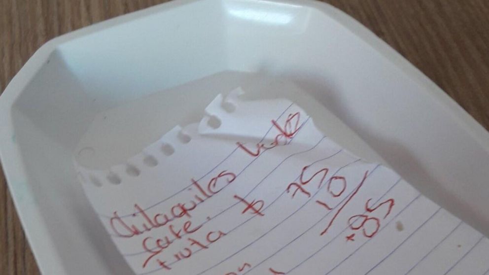 Fue a comer a un restaurante y la cuenta final incluyó un insólito recargo.