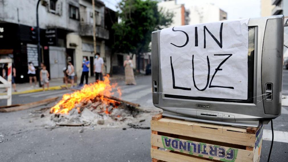Algunos usuarios sin luz optaron por cortar calles para protestar (T�lam/Archivo).