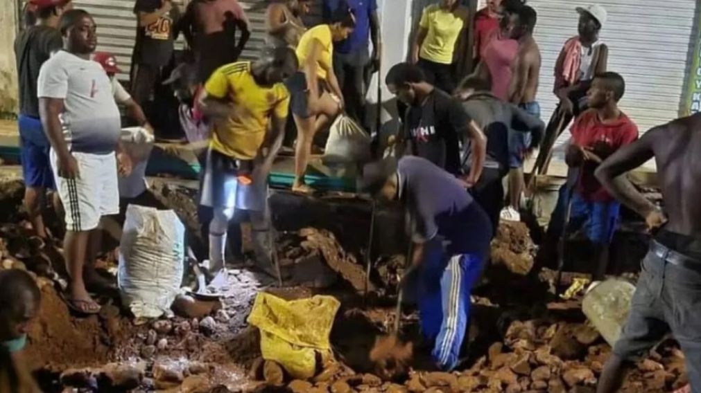 Creyeron que había oro debajo del asfalto y destrozaron todas las veredas con palas.