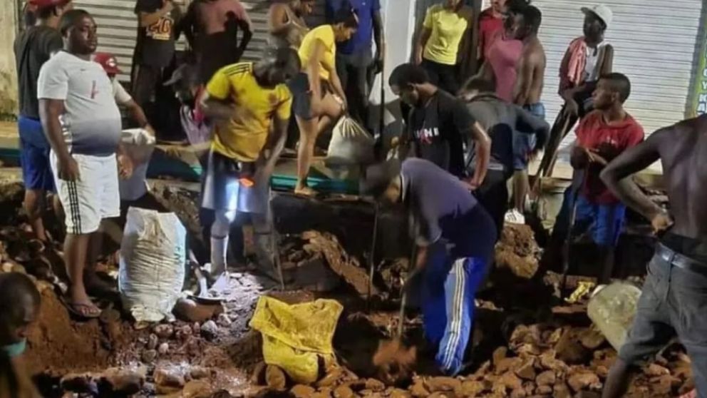 Creyeron que había oro debajo del asfalto y destrozaron todas las veredas con palas.