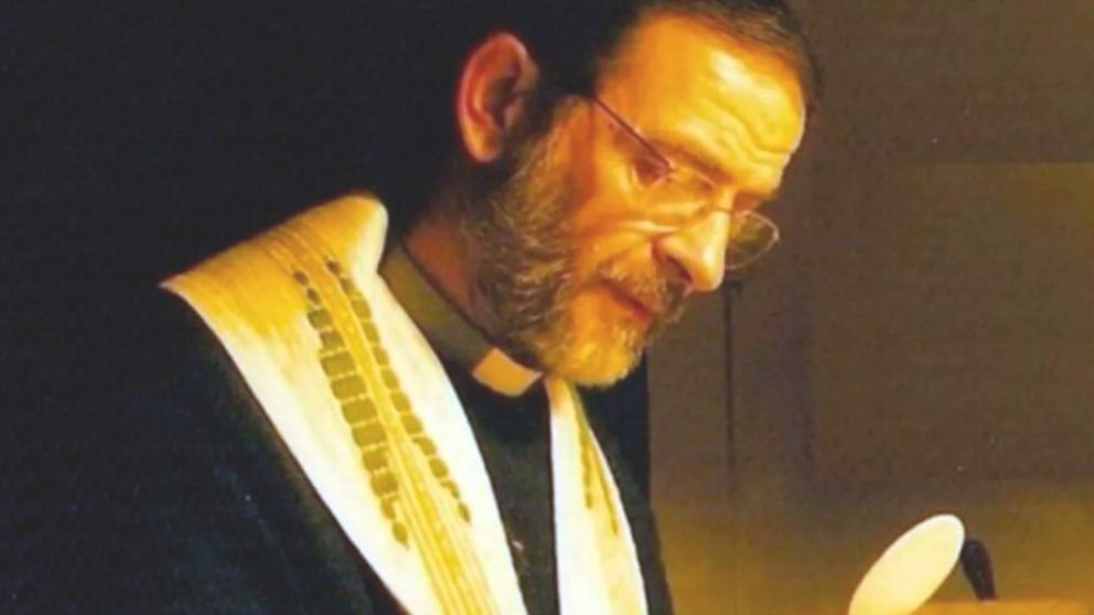 La imagen del sacerdote Manuel Fernando Pascual durante la celebración religiosa.