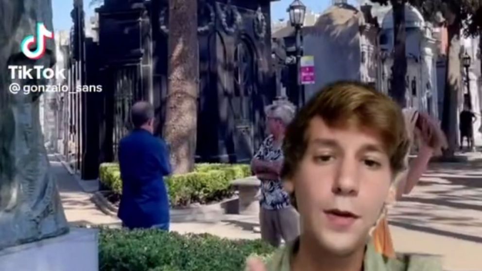 El tiktoker espa�ol critic� el estado del cementerio de la Recoleta y fue repudiado por los argentinos.