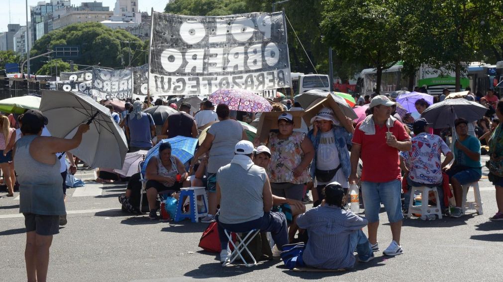El acampe piquetero en la Avenida 9 de Julio arranc� el lunes por la tarde (Cr�nica/Nahuel Ventura).