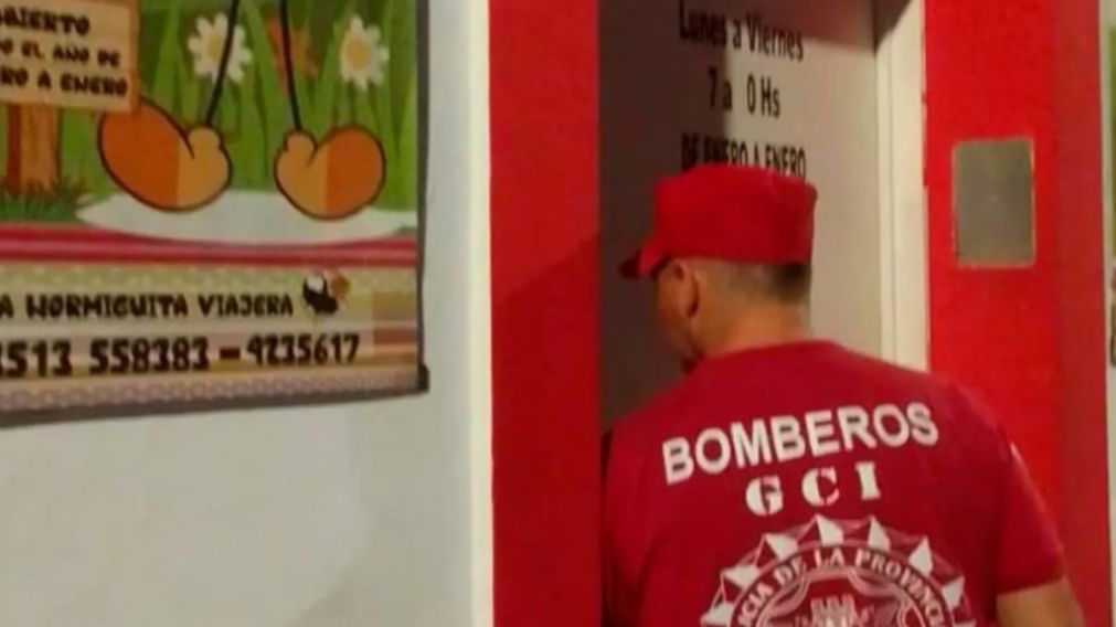 Los Bomberos tuvieron que romper la puerta para poder ingresar. Foto: Gentileza de El Doce