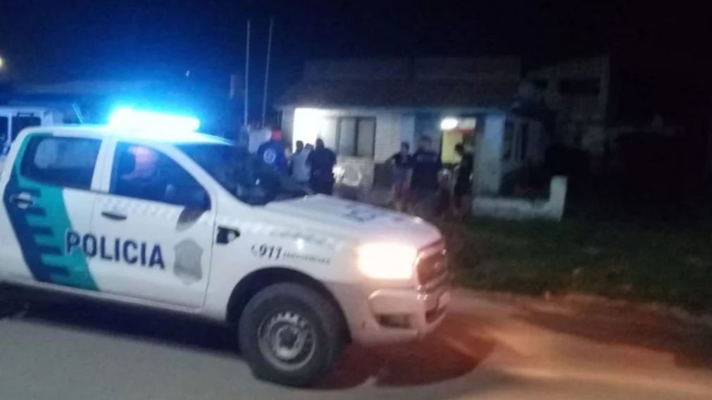 La policía llegó tras el llamado de los vecinos que escucharon la pelea.