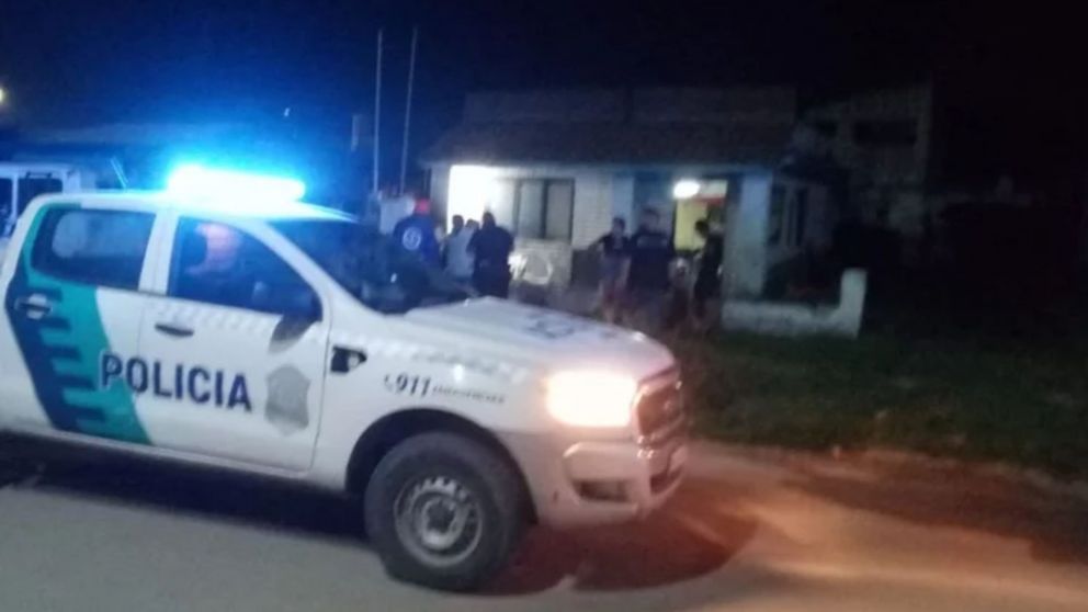 La policía llegó tras el llamado de los vecinos que escucharon la pelea.