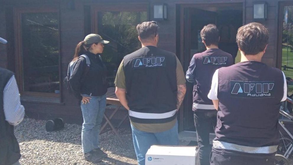 En un country de Bariloche, la Aduana allanó local de golf con mercadería ilegal.