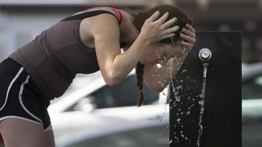 Expertos recomiendan hidratarse constantemente ante el calor extremo.