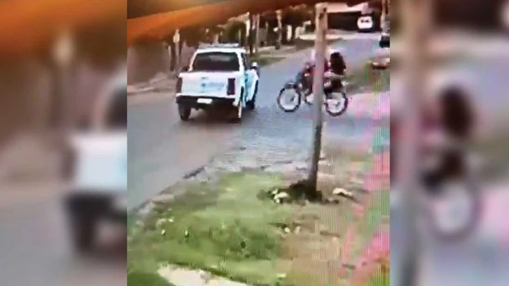 Unos motochorros chocaron contra un patrullero mientras intentaban escapar de un robo (Imagen captura vídeo).