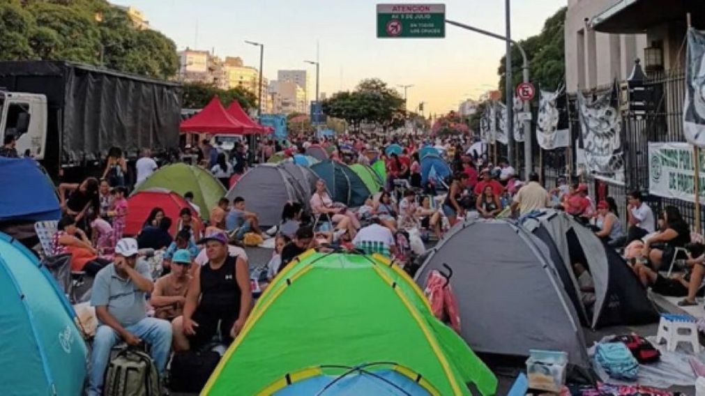 Se instalaron más carpas sobre la avenida 9 de Julio (Crónica/Rubén Paredes).
