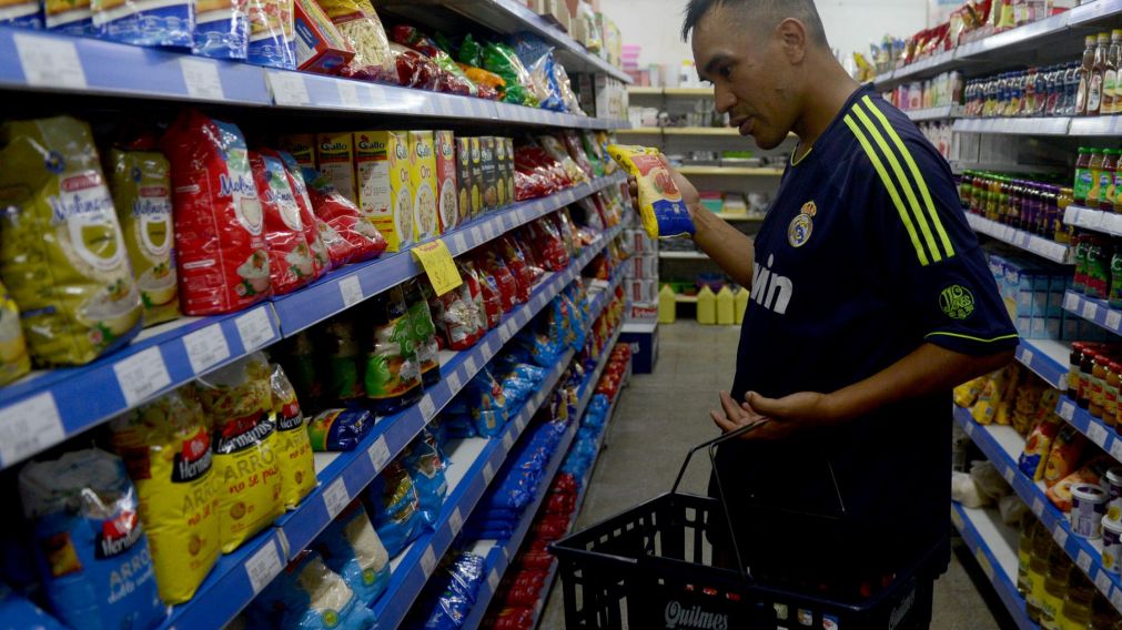 Este jueves por la mañana, en ciertos supermercados seguía la posibilidad de comprar artículos sin el IVA cargado (Hernan Nersesian - Diario Crónica)