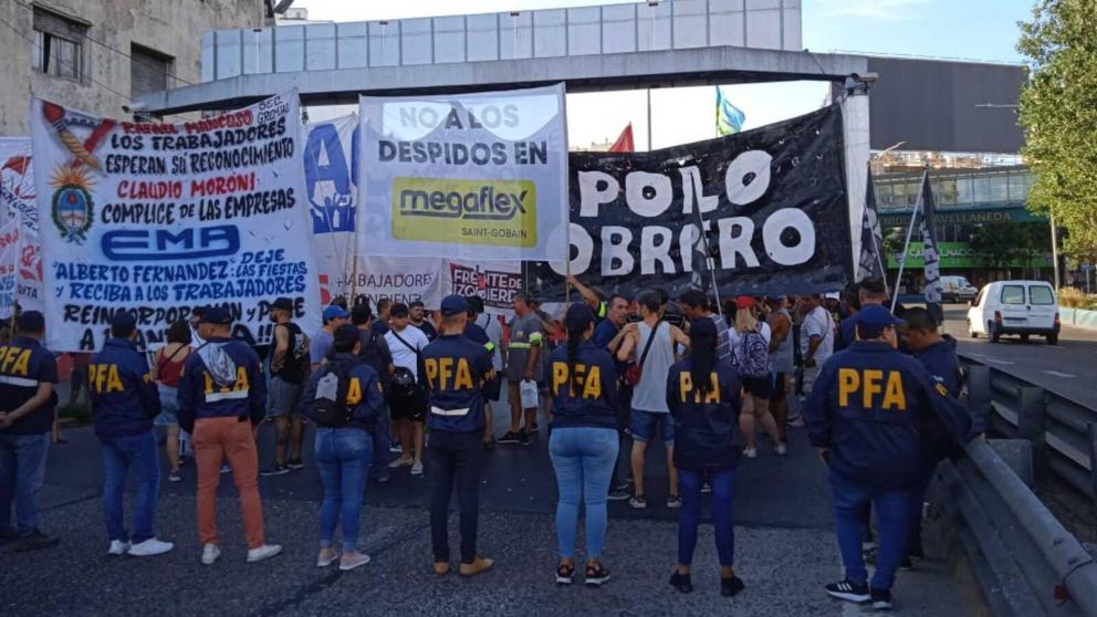 Este lunes la jornada arrancó con un corte parcial en el Puente Pueyrredón (Gentileza @EBelliboni/Twitter).