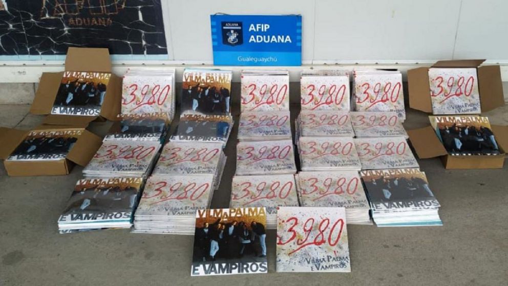 La Aduana encontró cerca de 500 discos de Vinilo en el auto de dos personas que intentaban ingresar desde Uruguay.