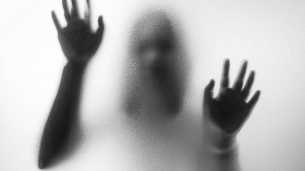 Escuchó ruidos en la habitación de sus hijos, revisó las cámaras de seguridad y lo que vio la dejó helada: "Todo es muy extraño".