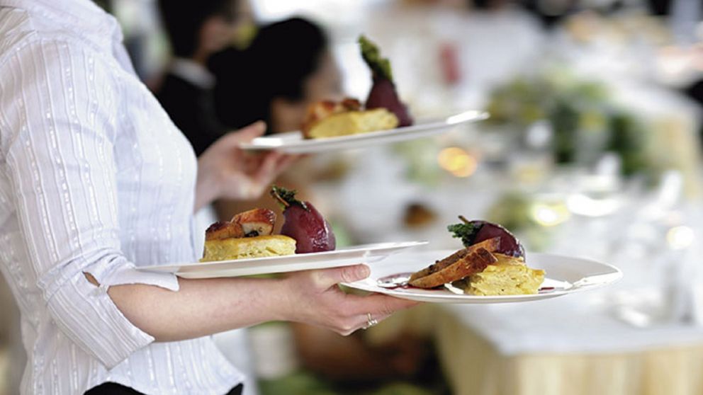 Una mujer se postul� para el puesto de moza y recibi� una respuesta muy pol�mica por parte del empleador.