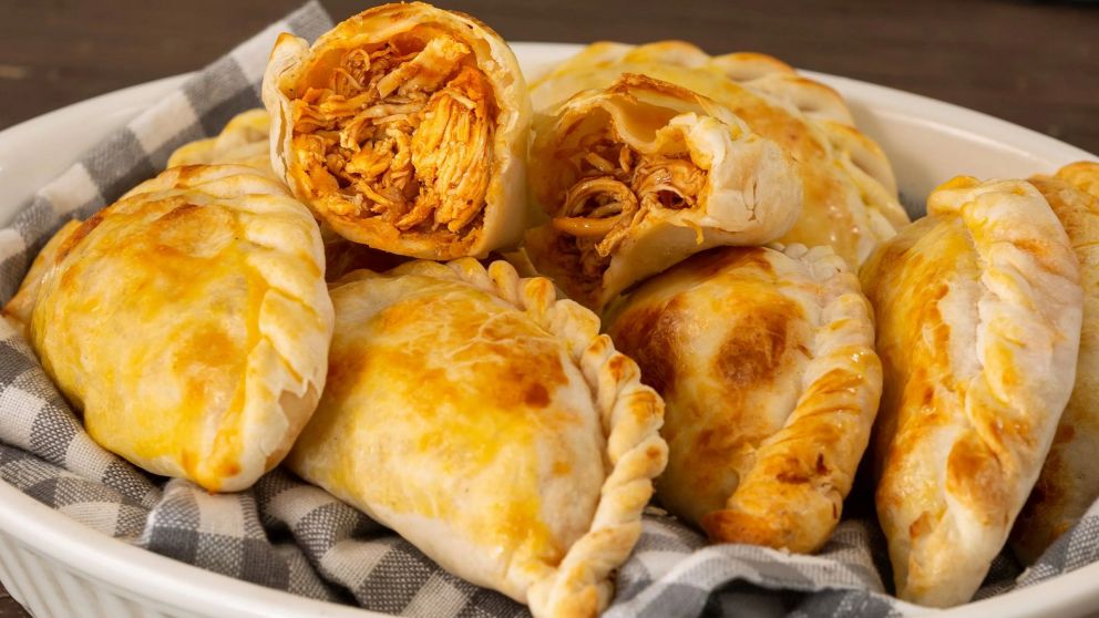 La receta para hacer unas ricas empanadas de pollo en simples pasos.