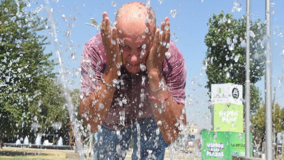 �44,1! La m�xima sensaci�n t�rmica del pa�s y sigue el alerta rojo por calor en AMBA. (Cr�nica/Pablo Vill�n)