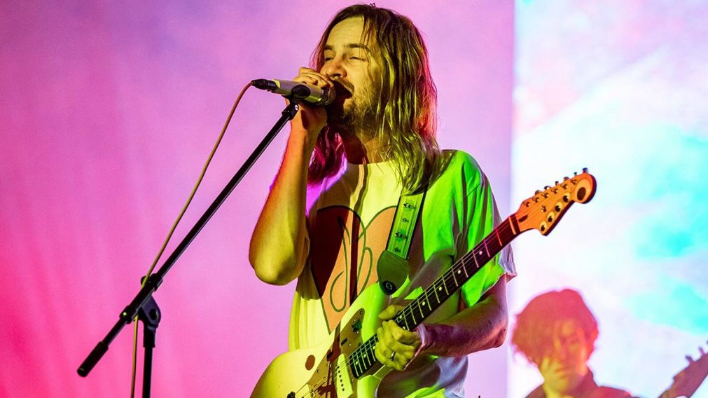 Kevin Parker se quebró la cadera a días de presentarse en Argentina