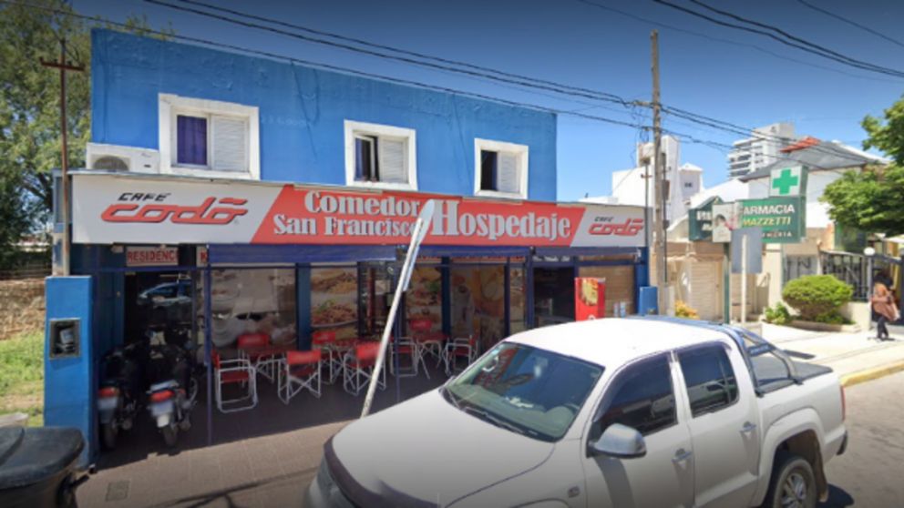 Un hombre salió a tomar una cerveza a un bar y terminó robándose un inodoro.