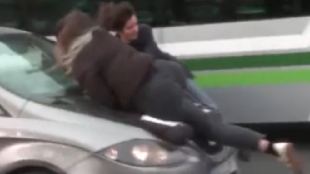 El momento en el que las compañeras de las embestidas se suben al capó del auto para repudiar el hecho (Captura de video).