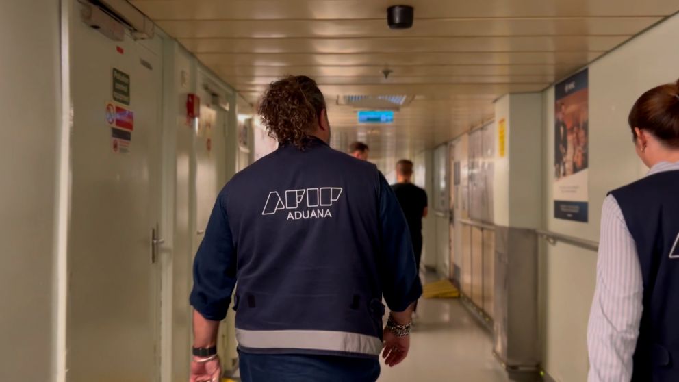 Operativos de la Aduana para inspeccionar la carga de combustible de los cruceros que arriban al país